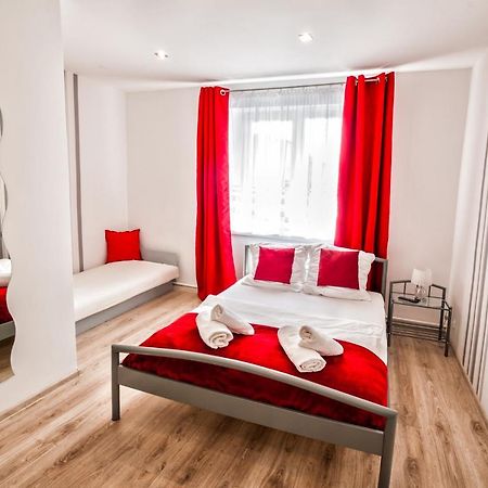 Lew Hostel Иновроцлав Екстериор снимка