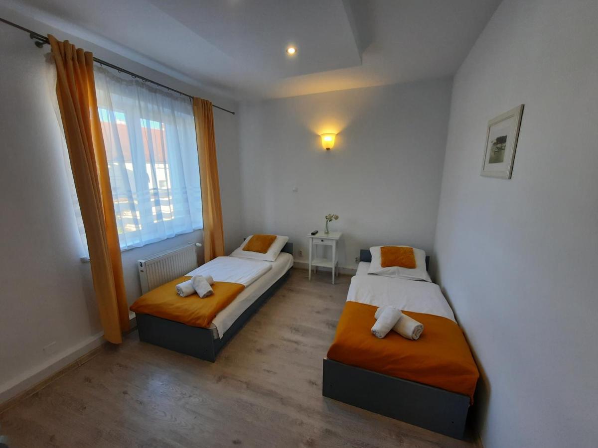 Lew Hostel Иновроцлав Екстериор снимка