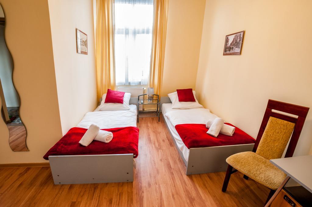 Lew Hostel Иновроцлав Екстериор снимка