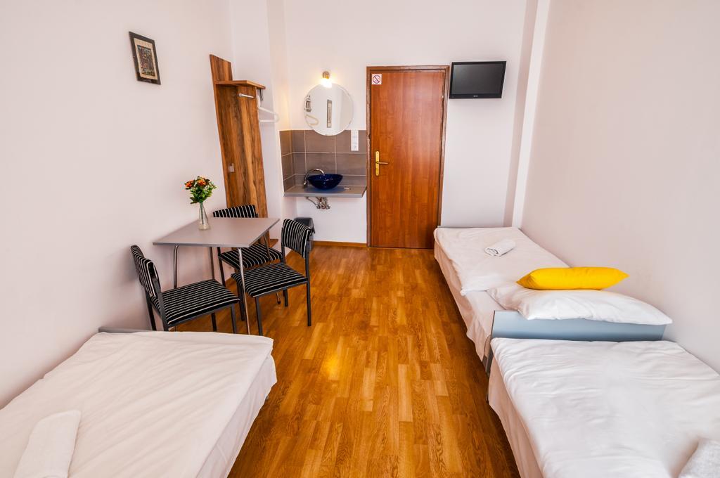 Lew Hostel Иновроцлав Екстериор снимка