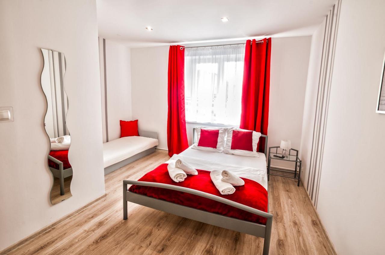 Lew Hostel Иновроцлав Екстериор снимка